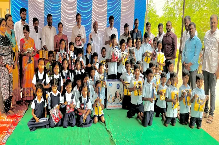 ప్రభుత్వ పాఠశాలకు దాతల చేయూత