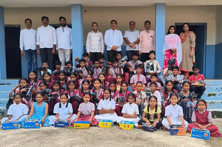 విద్యార్థులకు షూ పంపిణీ