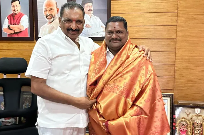 తిరుపతి నాయక్ ను సన్మానించిన సునీల్ రావు