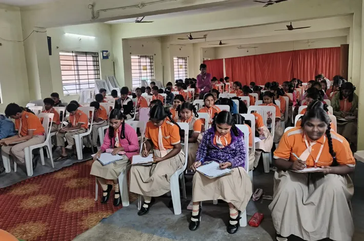 విద్యార్థులు పాఠ్యంశాలకే పరిమితం కాకూడదు