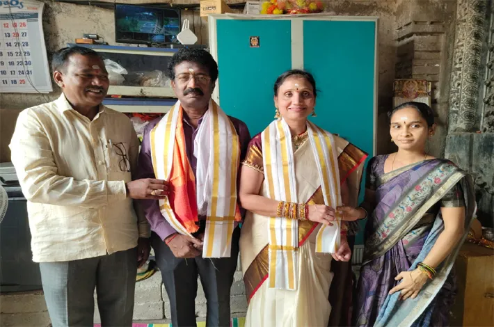డాక్టర్ దంపతులకు సర్పంచ్ దంపతుల ఘన సన్మానం