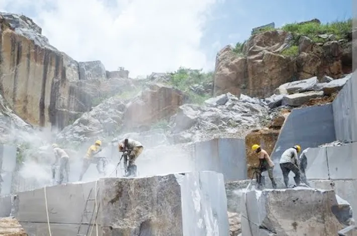 బ్లాస్టింగుల మోత.. ధ్వంసమైన రోడ్లు!