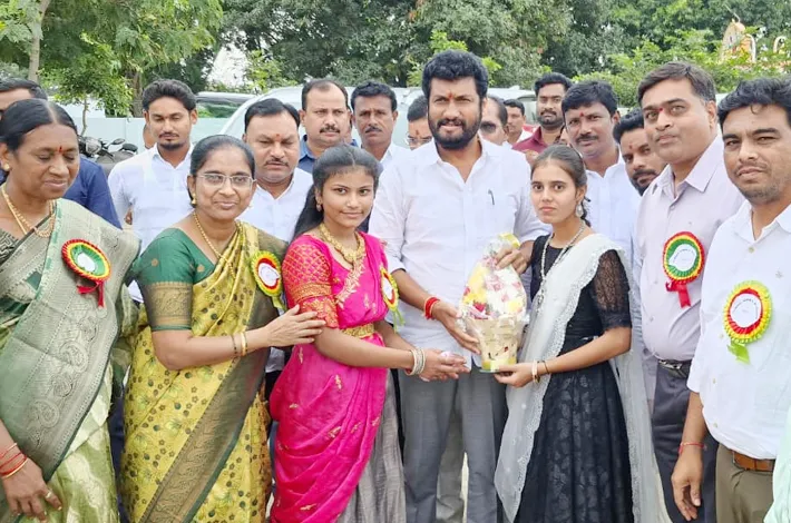 విద్యార్థులు అన్ని రంగాల్లో రాణించాలి