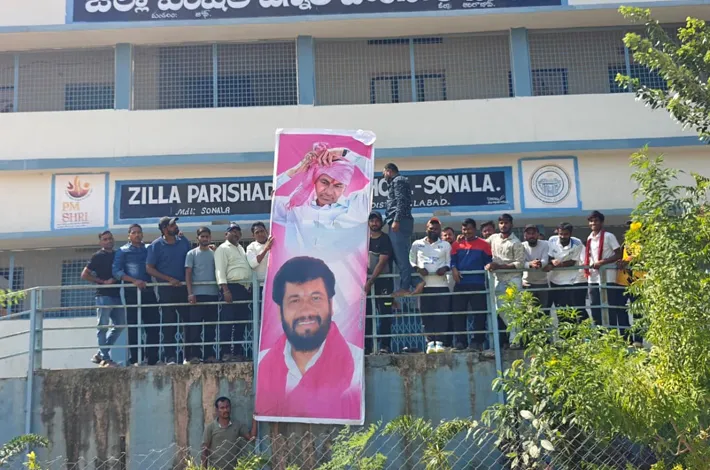 ఎమ్మెల్యే చిత్రపటానికి పాలాభిషేకం
