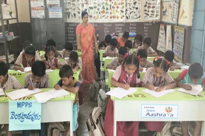 స్ఫూర్తి చేయూతతో పాఠశాలలకు బల్లల పంపిణీ