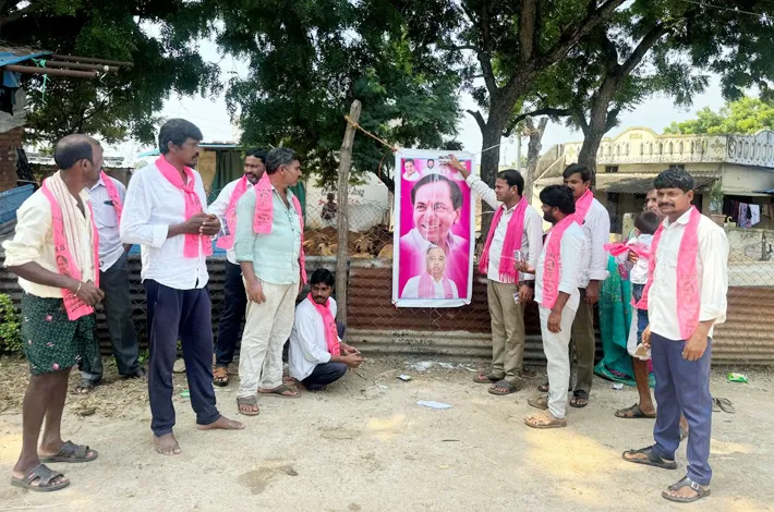 గిరిజన తండాల్లో కేసీఆర్ చిత్రపటానికి ఘనంగా క్షీరాభిషేకం