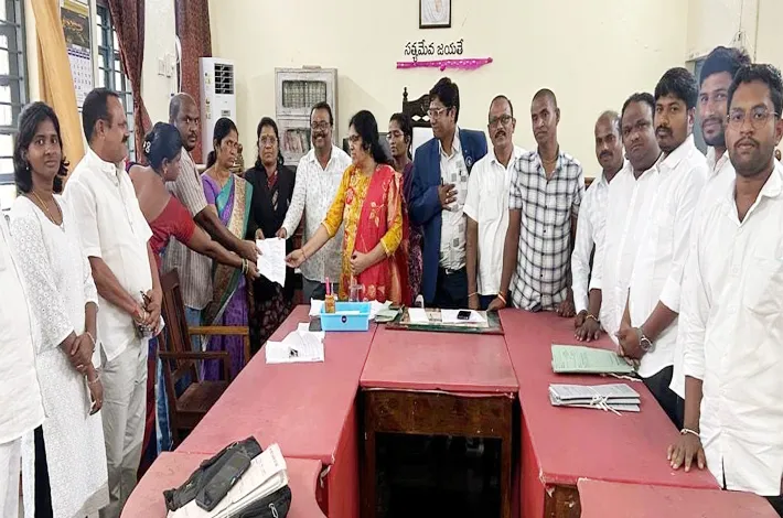 ఒక్కటైనా అక్క తమ్ముళ్లు 