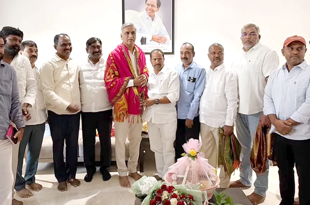 మాజీ మంత్రి హరీశ్ రావును కలిసిన బీఆర్ఎస్ నేతలు​