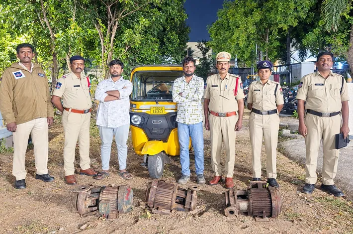 కాపర్ వైర్ చోరీకి పాల్పడిన ఇద్దరు నిందితుల అరెస్ట్