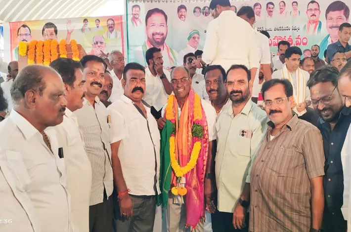 మార్కెట్‌ చైర్మన్‌ గోపాల్‌రెడ్డికి పబ్లిక్‌ క్లబ్‌ ప్రతినిధుల సన్మానం. 