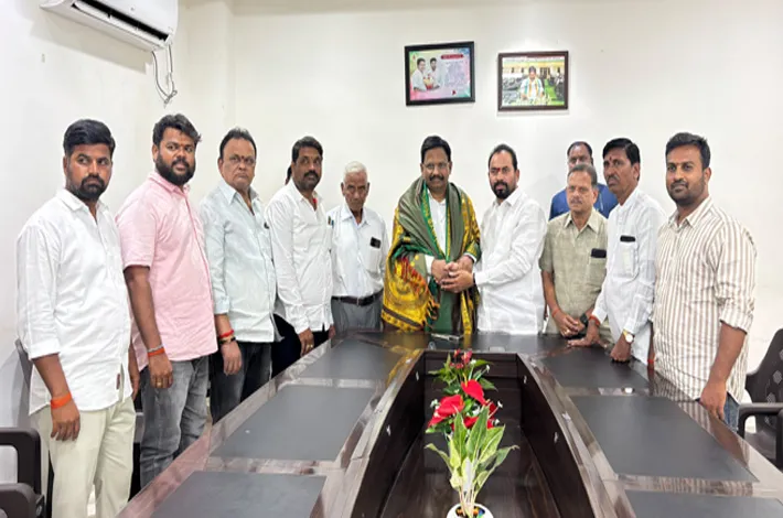 దసరా ఉత్సవాలకు ప్రభుత్వ విప్, ఎమ్మెల్యే యెన్నంకి ఆహ్వానం