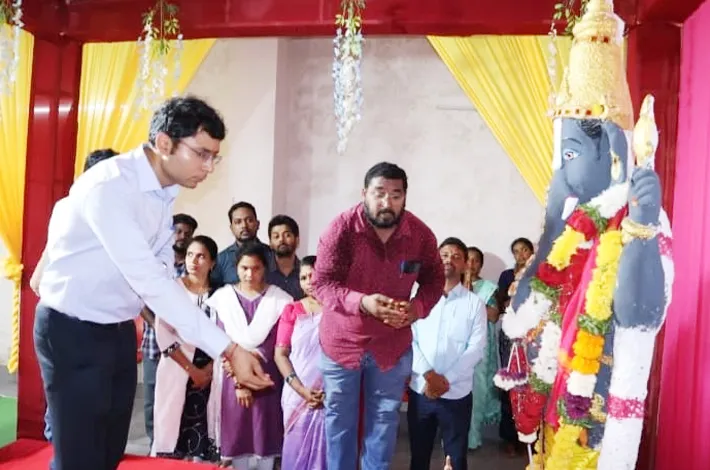 మట్టి వినాయకునికి కలెక్టర్ పూజలు 