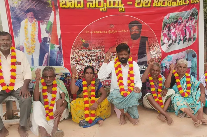 పట్టాదారు పాస్ పుస్తకాల కోసం తహశీల్దార్ కార్యాలయం ఎదుట ధర్నా