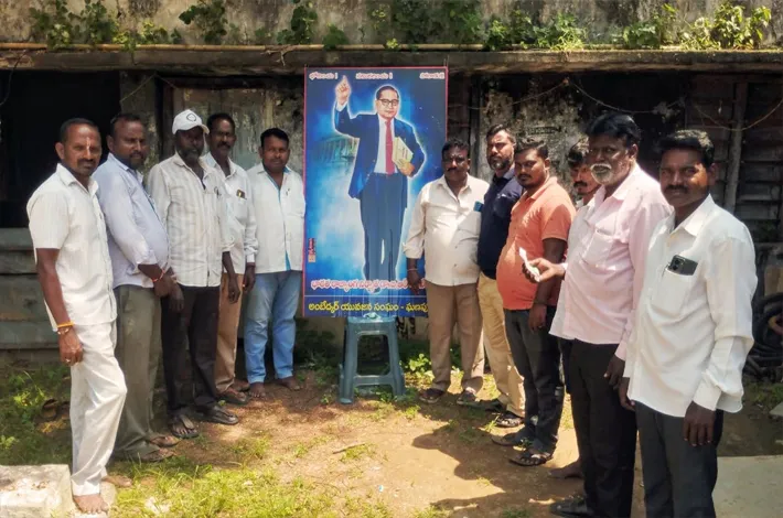 అంబేద్కర్ చిత్రపటానికి పాలాభిషేకం