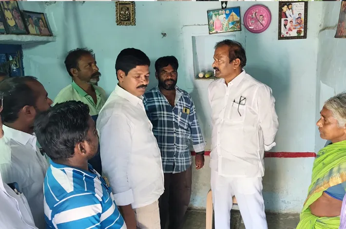 మృతుడి కుటుంబాన్ని పరామర్శించిన మాజీ ఎమ్మెల్యే అలా