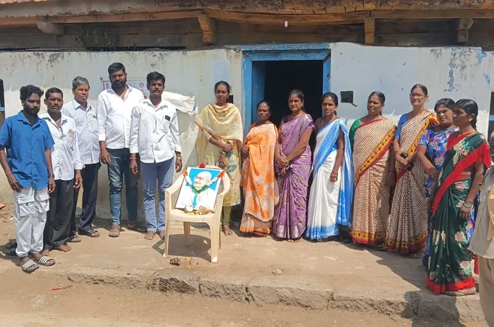 మహాత్ముడి బాటలో నడవాలి...