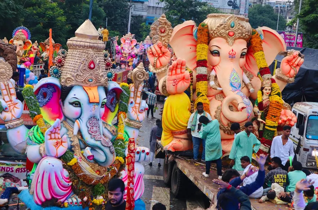 వీడ్కోలు వేళ.. పండుగ వైబ్స్!
