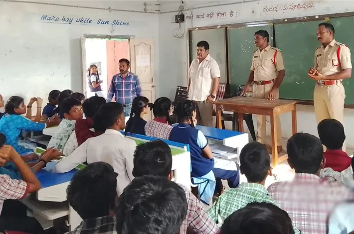 ఆలేరు జెడ్పీహెచ్‌ఎస్‌లో సైబర్ నేరాలపై అవగాహన...