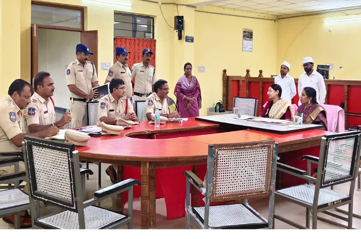 లోక్ అదాలత్‌లో కేసుల పరిష్కారానికి చొరవ చూపాలి