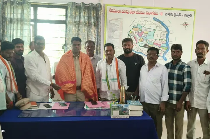 బెజ్జూర్ ఎస్సైని సన్మానించిన కాంగ్రెస్ నాయకులు 