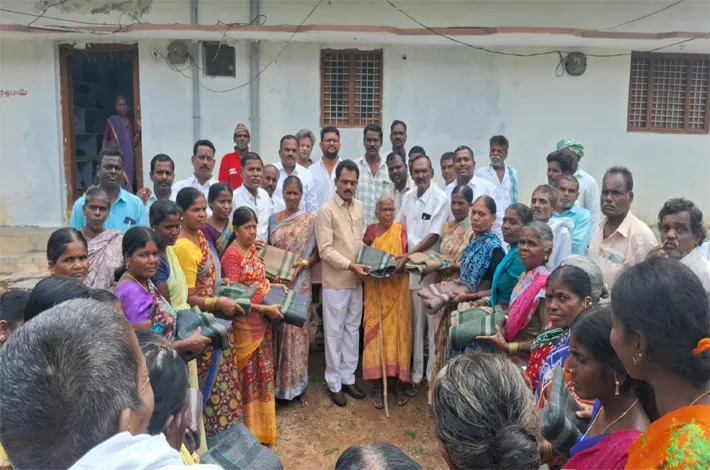 నిరుపేదలకు దుప్పట్లు పంపిణీ