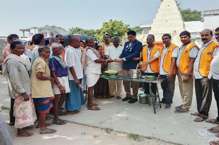 లైన్స్ క్లబ్ ఆధ్వర్యంలో అల్పాహార వితరణ కార్యక్రమం