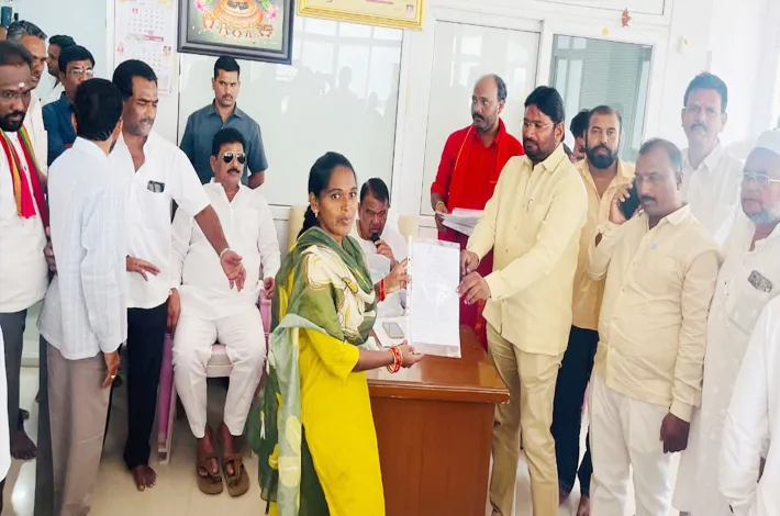 ఇందిరమ్మ ఇళ్ల లబ్ధిదారులకు మంజూరు పత్రాల పంపిణీ