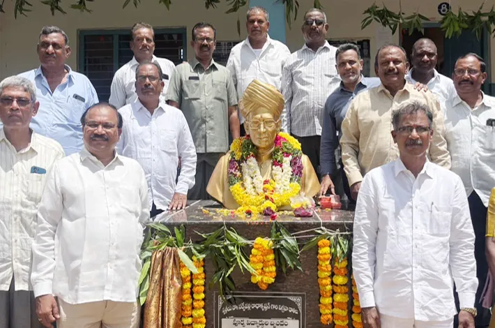 పూర్వ విద్యార్థుల ఆధ్వర్యంలో సర్వేపల్లి రాధాకృష్ణ విగ్రహావిష్కరణ