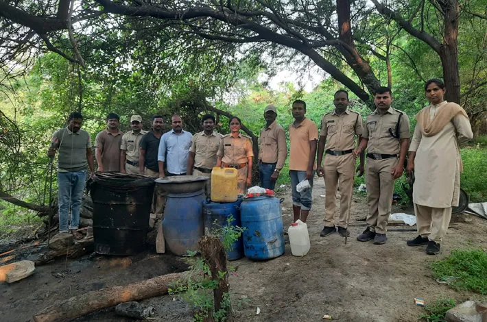 గుడుంబా స్థావరాలపై ఆబ్కారీ కొరడా