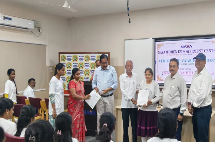 నవ మహిళా సాధికార కేంద్రంలో  యోగ్యత పత్రాల అందజేత 