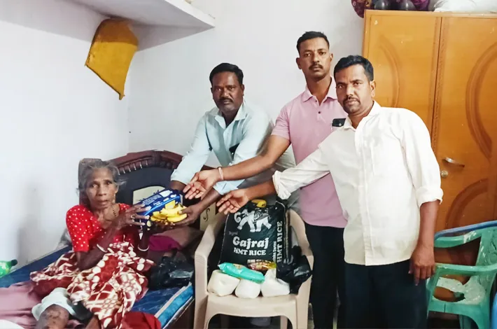 గాయపడిన వృద్ధురాలికి ఆర్థిక సహాయం