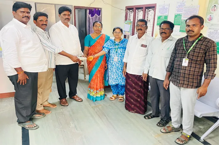 డెత్ క్లెయిమ్ చెక్కును కుటుంబ సభ్యులకు అందజేత