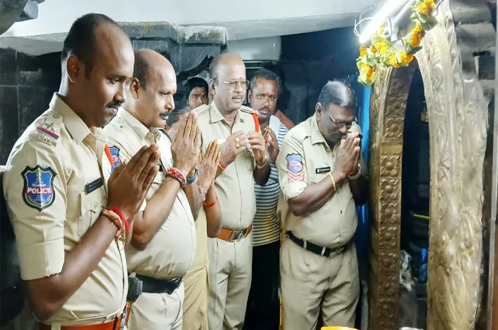 పోలీసు అమరవీరుల త్యాగాలను స్మరిస్తూ ప్రత్యేక ప్రార్థనలు