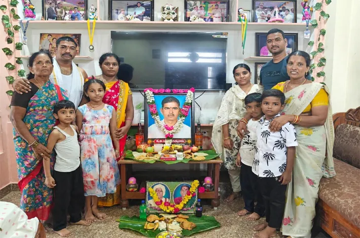 పెద్దలను స్మరించి.. పూలను కొలిచిన వేళ
