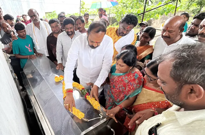 రిపోర్టర్ రమేష్ కు నివాళులర్పించిన ప్రభుత్వ విప్, ఎమ్మెల్యే విజయ రమణారావు