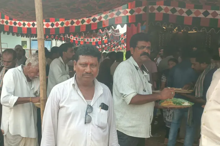 భక్తులకు అన్నప్రసాద వితరణ