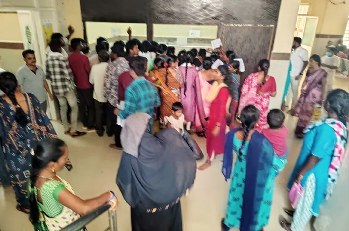 సిరంజిల కొరతతో జిల్లా ఆసుపత్రిలో రోగుల అవస్థలు