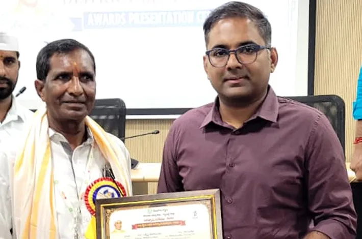 కలెక్టర్‎చే ప్రశంసా పత్రాన్ని అందుకున్న ఉపాధ్యాయుడు 