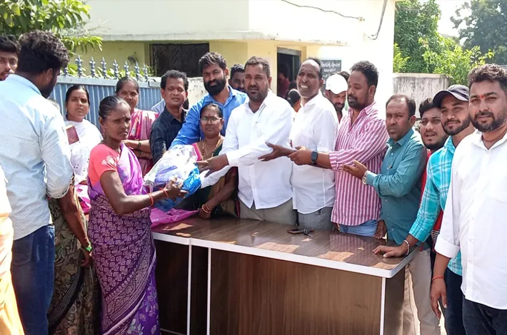 స్వచ్ఛ కార్మికులకు దసరా కిట్ల పంపిణీ