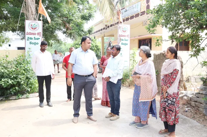 బండ్లగూడ రైతు కేంద్రాన్ని తనిఖీ చేసిన కలెక్టర్