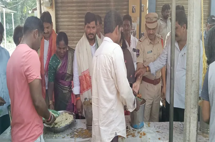 రామవరం ఆటో స్టాండ్‌లో ఘనంగా మహా అన్నదానం