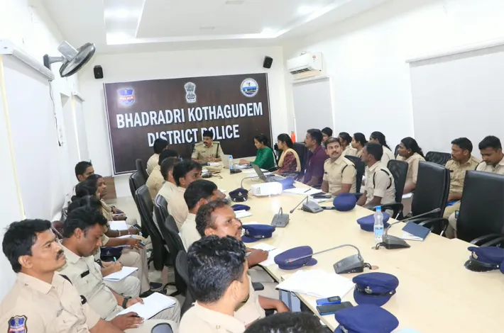 సైబర్ వారియర్స్‌తో ఎస్పీ సమీక్ష సమావేశం