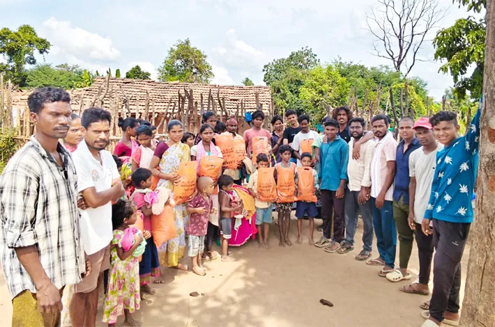గొత్తికోయ కుటుంబాలకు దుస్తుల పంపిణీ