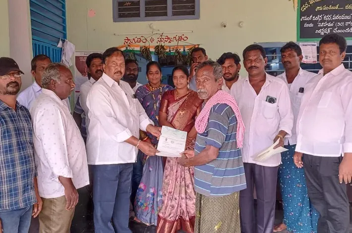 సీఎంఆర్‌ఎఫ్ చెక్కులు పంపిణీ చేసిన సర్పంచ్ 