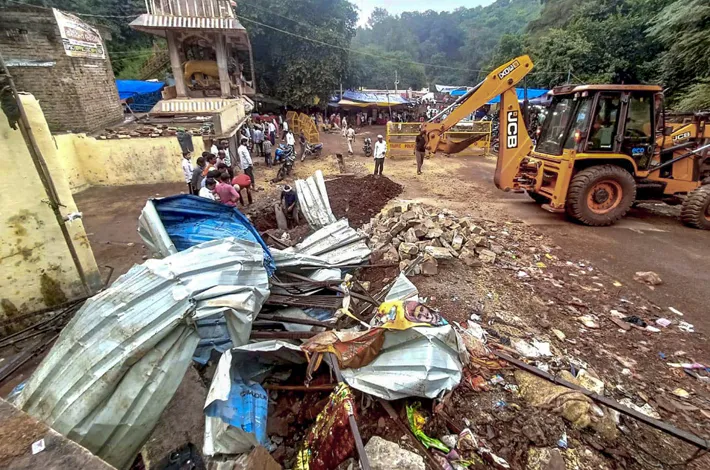భక్తులపైకి దూసుకెళ్లిన భారీట్రక్కు