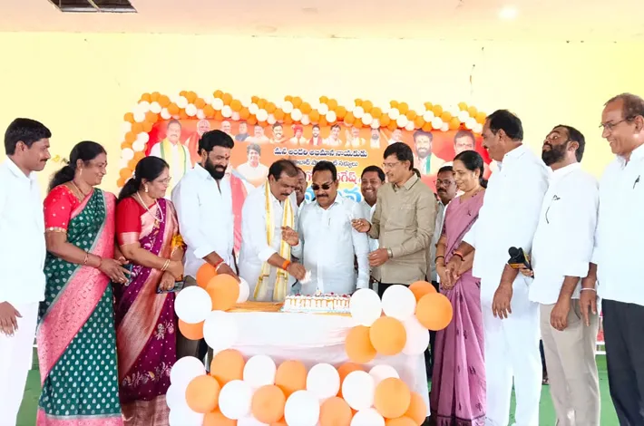 ఎంపీ జన్మదిన సందడి.. ఎమ్మెల్యేతో కలిసి కేక్ కట్!