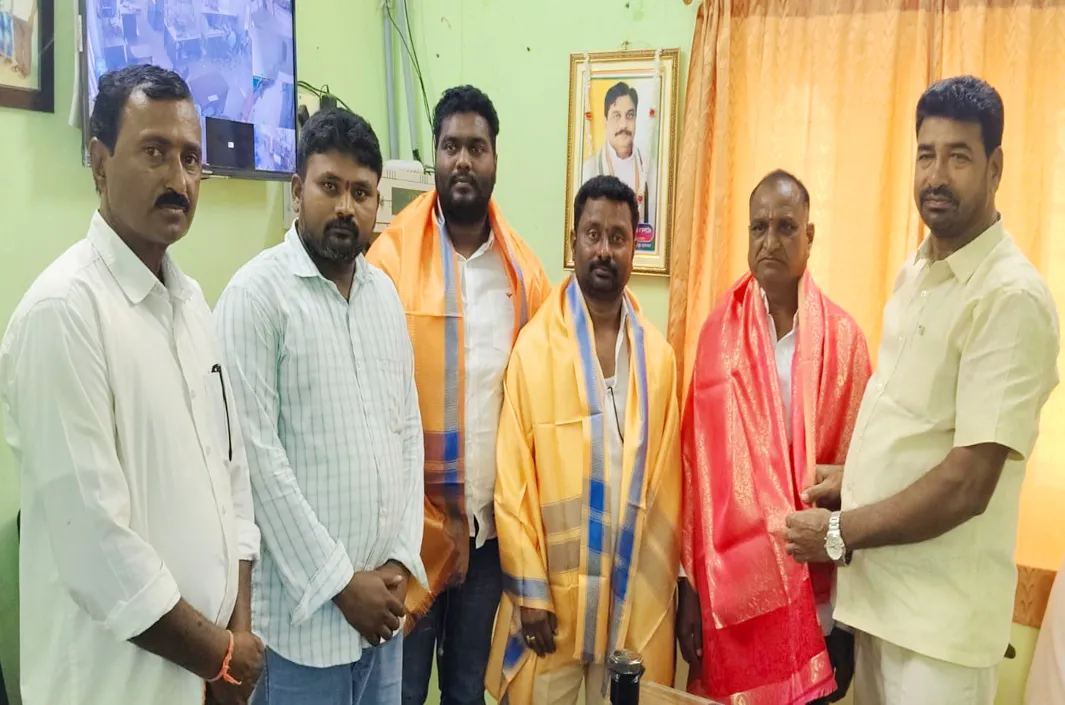 సర్పంచులను సన్మానించిన సింగిల్ విండో చైర్మన్ కొత్త శ్రీనివాస్