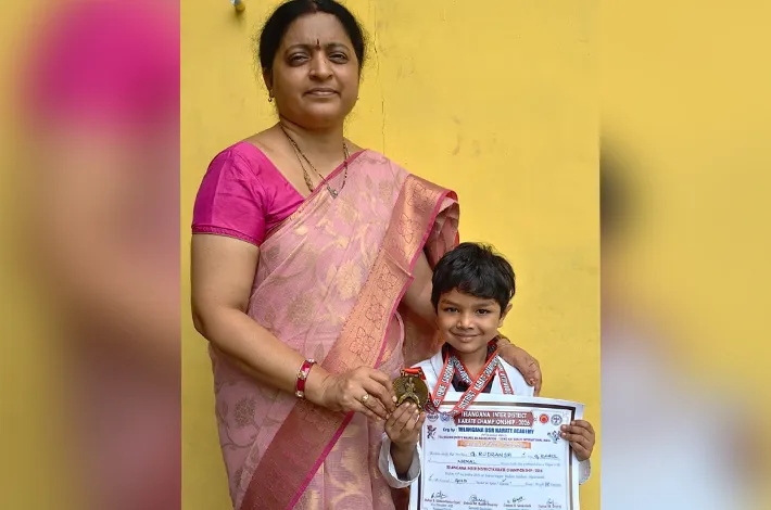 కరాటే ఛాంపియన్ షిప్ లో గోల్డ్ మెడల్ 