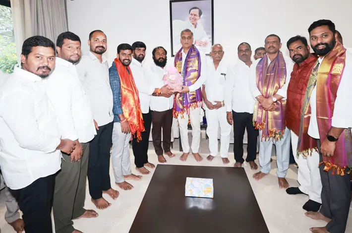 హరీష్ రావును కలిసిన గడ్డపోతారం మున్సిపల్ పాలకవర్గం