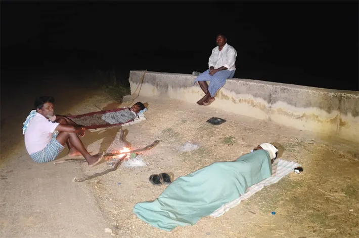 సాగునీటి కోసం పంట పొలాల వద్ద బస చేసిన రైతులు